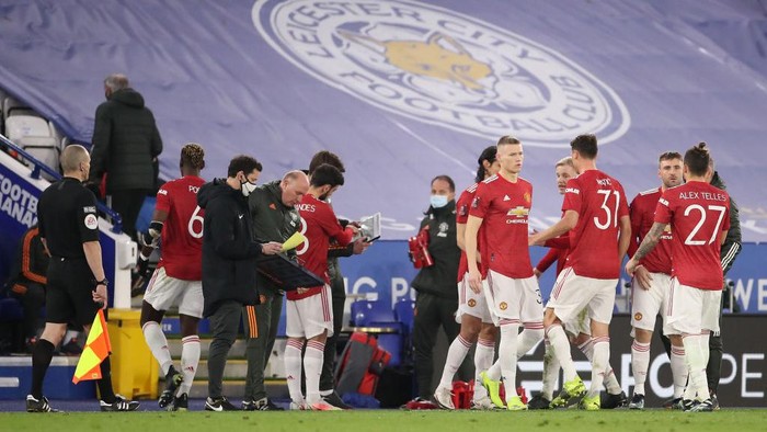 LEICESTER, ENGLAND - MARCH 21: Bruno Fernandes of Manchester United interacts with Michael Carrick, First Team Coach of Manchester United during a break in play during the Emirates FA Cup Quarter Final  match between Leicester City and Manchester United at The King Power Stadium on March 21, 2021 in Leicester, England. Sporting stadiums around the UK remain under strict restrictions due to the Coronavirus Pandemic as Government social distancing laws prohibit fans inside venues resulting in games being played behind closed doors.  (Photo by Alex Pantling/Getty Images)