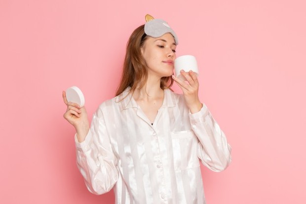 Mencium bau krim dan pastikan tidak menyengat supaya terhindar dari krim berbahaya/freepik.com