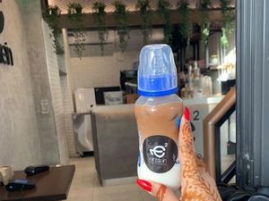 Tawarkan Minum Kopi pakai Botol Bayi, Kafe Ini Dikecam Tawarkan Minum Kopi pakai Botol Bayi, Kafe Ini Dikecam