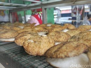 Nyamm! Serabi Kuah Kinca yang Manis Empuk Buatan Bu Eli Nyamm! Serabi Kuah Kinca yang Manis Empuk Buatan Bu Eli