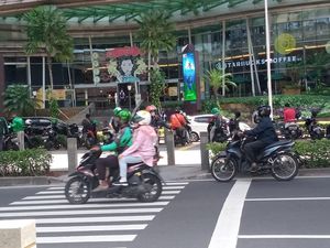 Pemotor Putar Balik di Trotoar Kuningan, Ketegasan Pemprov DKI Dinanti