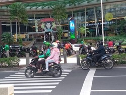 Pemotor Putar Balik di Trotoar Kuningan, Ketegasan Pemprov DKI Dinanti