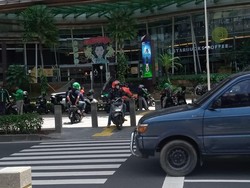 Kemarin Digebah, Pemotor Masih Putar Balik di Trotoar Kuningan Hari Ini