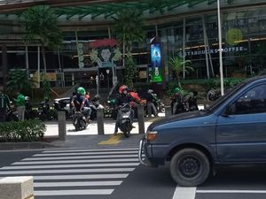 Kemarin Digebah, Pemotor Masih Putar Balik di Trotoar Kuningan Hari Ini Kemarin Digebah, Pemotor Masih Putar Balik di Trotoar Kuningan Hari Ini