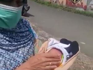 Tega! Bayi Perempuan Baru Lahir Dibuang di Depan Warung Warga Cianjur Tega! Bayi Perempuan Baru Lahir Dibuang di Depan Warung Warga Cianjur