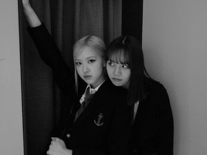 Besties! 7 Potret Pertemanan Rosé BLACKPINK dan Hyeri Girls Day