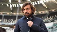 Andrea Pirlo juga sempat dirumorkan menjadi incaran Barcelona. Pirlo musim lalu mempersembahkan gelar Coppa Italia dan Piala Super Italia untuk Juventus, namun Fabrizio Romano pada akhir bulan lalu menyebut belum ada kontak Barca kepada Pirlo. (Foto: Getty Images/Valerio Pennicino)