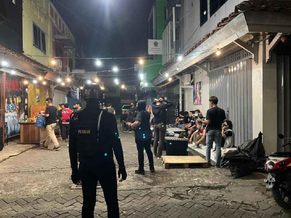 Polisi Bubarkan Kerumunan Pemuda di Makassar Gelar Festival Musik Polisi Bubarkan Kerumunan Pemuda di Makassar Gelar Festival Musik