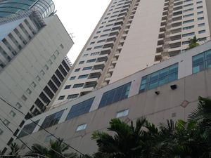 Kagetnya Tukang Nasgor Kejatuhan Bagian Tubuh Korban Jatuh dari Apartemen Kagetnya Tukang Nasgor Kejatuhan Bagian Tubuh Korban Jatuh dari Apartemen