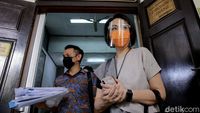 Momen Istri Dirut Taspen Hadiri Sidang Cerai Perdana