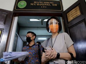 Momen Istri Dirut Taspen Hadiri Sidang Cerai Perdana Momen Istri Dirut Taspen Hadiri Sidang Cerai Perdana