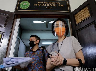 Momen Istri Dirut Taspen Hadiri Sidang Cerai Perdana