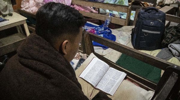 Potret Polisi Myanmar yang Tolak Tembak Demonstran