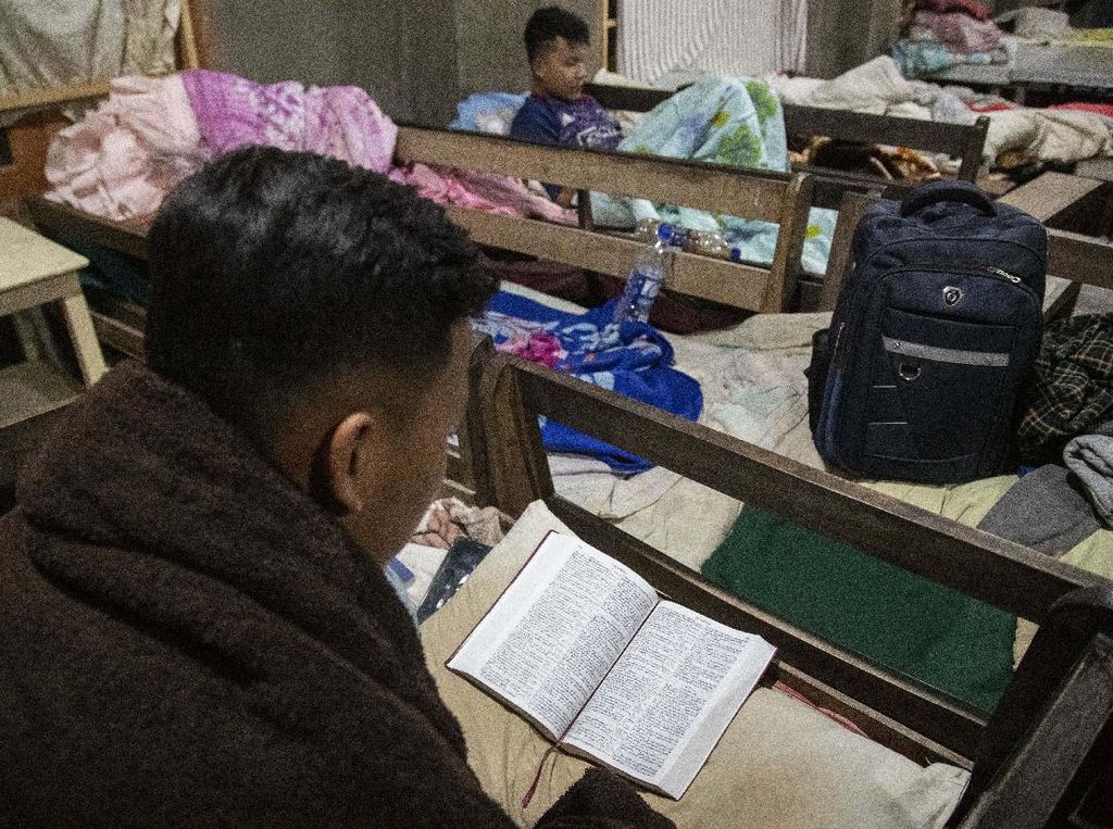 Potret Polisi Myanmar yang Tolak Tembak Demonstran Potret Polisi Myanmar yang Tolak Tembak Demonstran