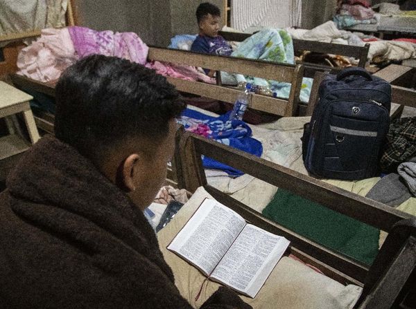 Potret Polisi Myanmar yang Tolak Tembak Demonstran