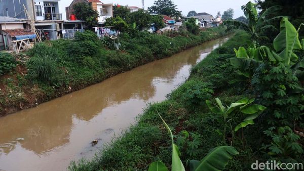 Potret Sungai Cipamokolan Bandung yang Kian Menyempit