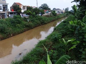 Potret Sungai Cipamokolan Bandung yang Kian Menyempit