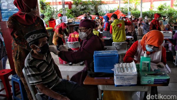 Ratusan Lansia di Jakarta Utara Antre Vaksinasi Corona