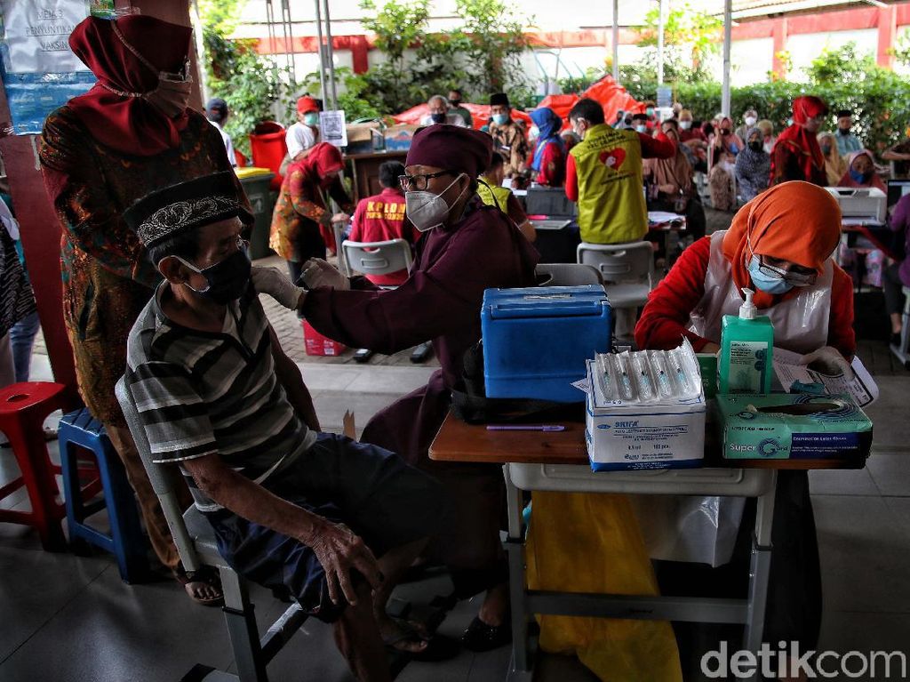 Ratusan Lansia di Jakarta Utara Antre Vaksinasi Corona Ratusan Lansia di Jakarta Utara Antre Vaksinasi Corona