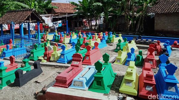 Saat Makam di Klaten Dicat Warna-warni Jelang Ramadan