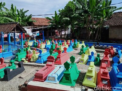 Saat Makam di Klaten Dicat Warna-warni Jelang Ramadan