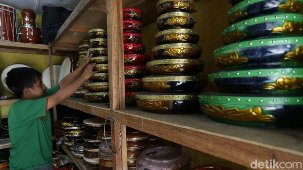 Sepi Permintaan, Perajin Alat Musik Islami Tetap Bertahan