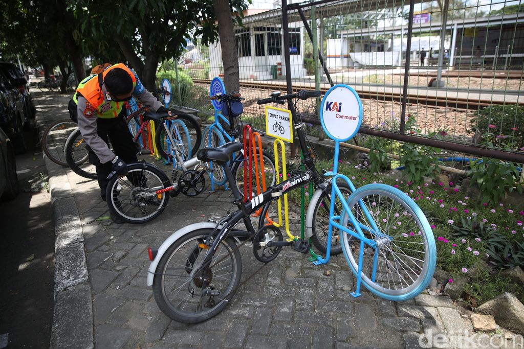 Petugas mengecek sepeda yang terparkir di Stasiun Bekasi, Jawa Barat, Senin (22/3/2021).