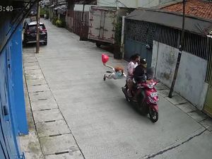 Detik-detik Lansia Terseret Saat Dijambret Pemotor Bawa Anak Kecil di Jakbar Detik-detik Lansia Terseret Saat Dijambret Pemotor Bawa Anak Kecil di Jakbar