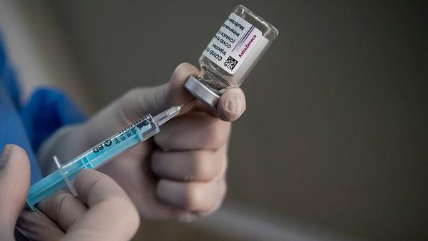 ROME, ITALY - MARCH 05: A healthcare worker of the Italian Army prepares doses of the AstraZeneca COVID-19 vaccine, as part of COVID-19 vaccinations plan for the military personnel, on March 5, 2021 in Rome, Italy. The Italian government blocked the shipment of 250,000 doses of the Oxford/AstraZeneca vaccine developed by the Anglo-Swedish group and produced in a factory near Rome. This is the first time that a European country has applied new rules to control vaccine exports, adopted in January. (Photo by Antonio Masiello/Getty Images)