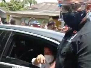 Warga Pasuruan Berebut Kaus dan Masker Pemberian Presiden Jokowi