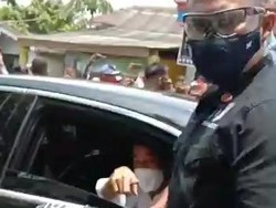 Warga Pasuruan Berebut Kaus dan Masker Pemberian Presiden Jokowi