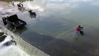 Warga Bogor Manfaatkan Luapan Sungai untuk Cuci Mobil-Motor