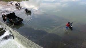 Warga Bogor Manfaatkan Luapan Sungai untuk Cuci Mobil-Motor