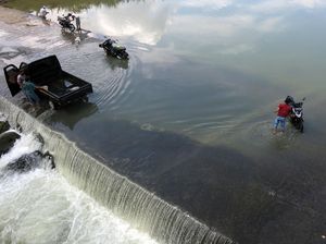 Warga Bogor Manfaatkan Luapan Sungai untuk Cuci Mobil-Motor