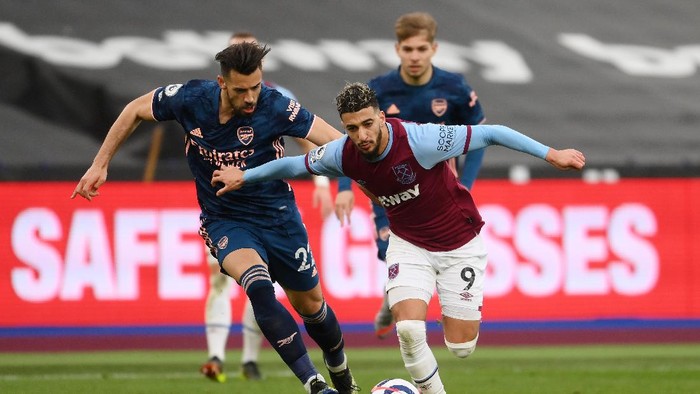 LONDON, ENGLAND - MARCH 21: Said Benrahma of West Ham United runs with the ball whilst under pressure from Pablo Mari of Arsenal during the Premier League match between West Ham United and Arsenal at London Stadium on March 21, 2021 in London, England. Sporting stadiums around the UK remain under strict restrictions due to the Coronavirus Pandemic as Government social distancing laws prohibit fans inside venues resulting in games being played behind closed doors.  (Photo by Mike Hewitt/Getty Images)