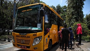Wus! Bus Sekolah Ini Wara-wiri Antar Jemput Vaksinasi Lansia