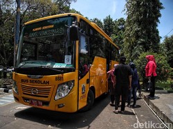 Wara-wiri Bus Sekolah, Antar-Jemput Lansia Vaksinasi Corona