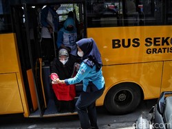 Kata Lansia Diantar-Jemput Vaksinasi Pakai Bus Sekolah: Membantu!