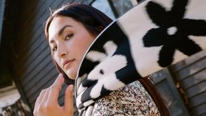 9 Potret Seksi Yumi Nu, Model Curvy Asia Pertama di Sports Illustrated