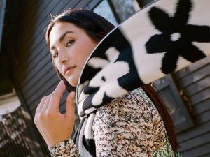 9 Potret Seksi Yumi Nu, Model Curvy Asia Pertama di Sports Illustrated