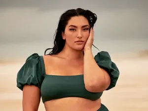 Ukir Sejarah, Inilah Model Curvy Asia Pertama di Sports Illustrated