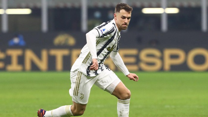MILAN, ITALY - JANUARY 17:  Aaron Ramsey of Juventus FC in action during the Serie A match between FC Internazionale and Juventus at Stadio Giuseppe Meazza on January 17, 2021 in Milan, Italy. Sporting stadiums around Italy remain under strict restrictions due to the Coronavirus Pandemic as Government social distancing laws prohibit fans inside venues resulting in games being played behind closed doors.  (Photo by Marco Luzzani/Getty Images)