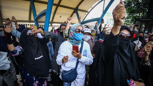 Sejumlah perempuan melakukan aksi saat berlangsungnya sidang lanjutan kasus pelanggaran protokol kesehatan dengan terdakwa Rizieq Shihab di Pengadilan Negeri (PN) Jakarta Timur, Jakarta, Selasa (23/3/2021). Sidang tersebut beragendakan pembacaan nota keberatan atau eksepsi. ANTARA FOTO/Rivan Awal Lingga/aww.