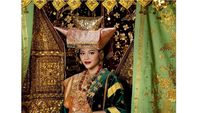 8 Potret Kecantikan Artis Foto Prewedding Pakai Adat Minang, Curi Perhatian