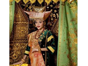 8 Potret Kecantikan Artis Foto Prewedding Pakai Adat Minang, Curi Perhatian