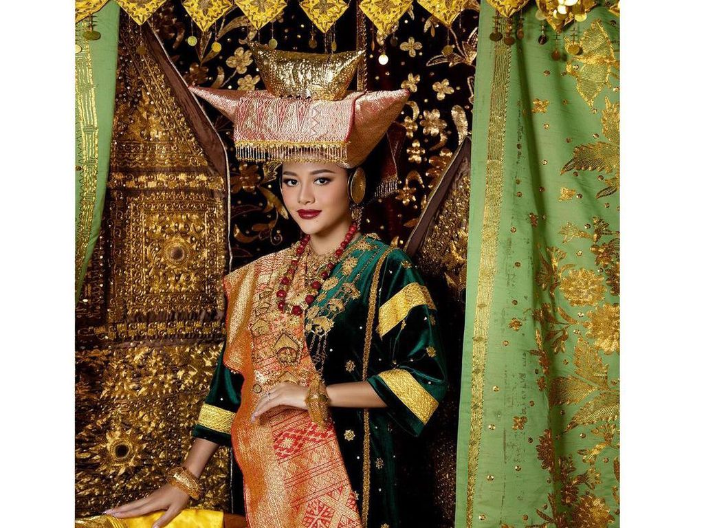 8 Potret Kecantikan Artis Foto Prewedding Pakai Adat Minang, Curi Perhatian 8 Potret Kecantikan Artis Foto Prewedding Pakai Adat Minang, Curi Perhatian