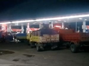 Solar Langka di Sidrap, Antrean Kendaraan Mengular di SPBU
