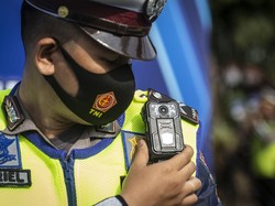 Pemotor Tak Pakai Helm Kena ETLE di Pesawahan, Ingat Tilang Pakai HP Sudah Berlaku