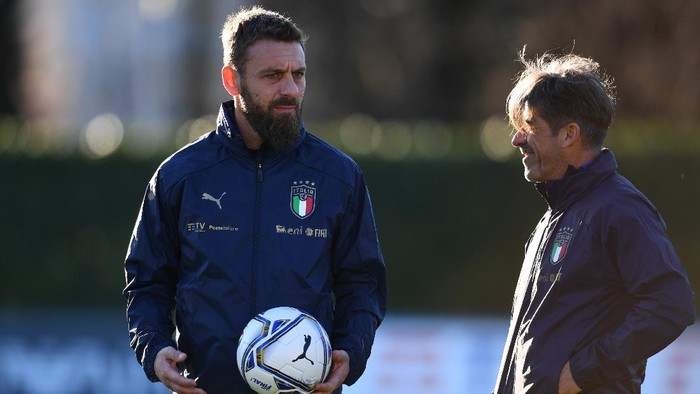 FLORENCE, ITALY - MARCH 22: Coach assistants Daniele De Rossi (L) and Alberigo Evani chat during an Italy training sessionat Centro Tecnico Federale di Coverciano on March 22, 2021 in Florence, Italy. (Photo by Claudio Villa/Getty Images)