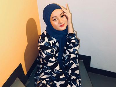 Ini 6 Gaya Hijab Dinda Hauw Saat Hamil, Kini Positif COVID-19